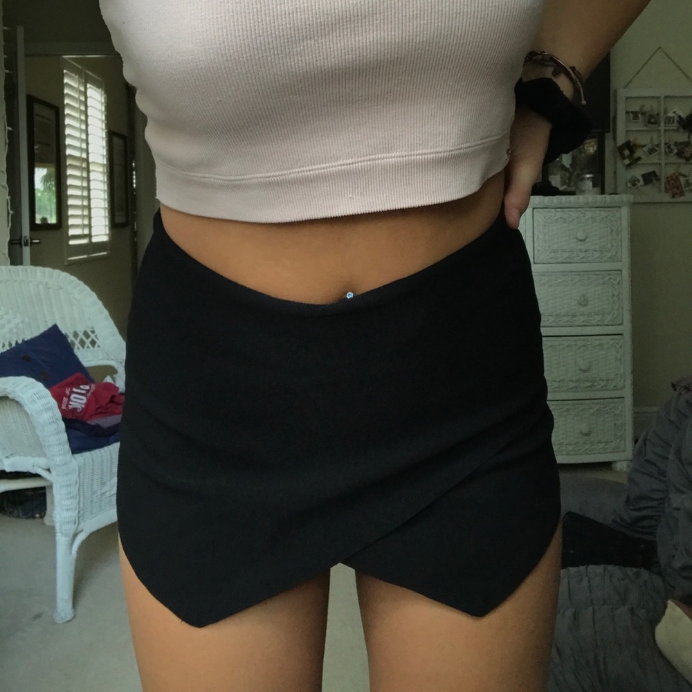 Black skort